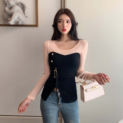 Testhezálló aszimmetrikus fekete blúz hasítékkal és övvel