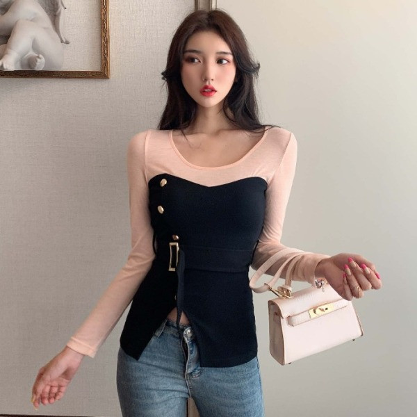 Testhezálló aszimmetrikus fekete blúz hasítékkal és övvel