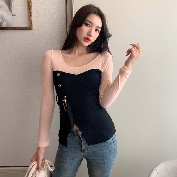 Testhezálló aszimmetrikus fekete blúz hasítékkal és övvel