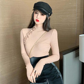 Női testhezálló blúz vékony kötött fürtökkel, rózsaszínben