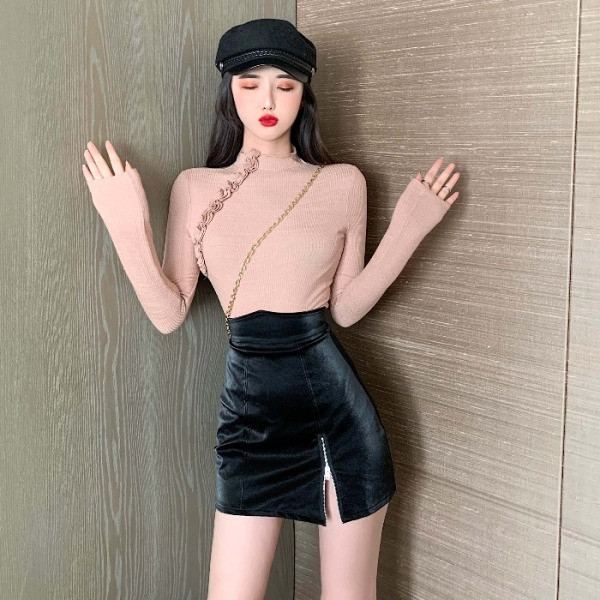 Női testhezálló blúz vékony kötött fürtökkel, rózsaszínben