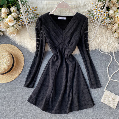 Női csipkeruha fekete, rózsaszín és bézs színben, V-nyakkal