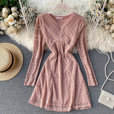 Női csipkeruha fekete, rózsaszín és bézs színben, V-nyakkal