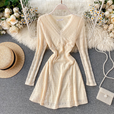 Női csipkeruha fekete, rózsaszín és bézs színben, V-nyakkal