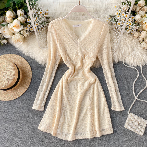 Női csipkeruha fekete, rózsaszín és bézs színben, V-nyakkal