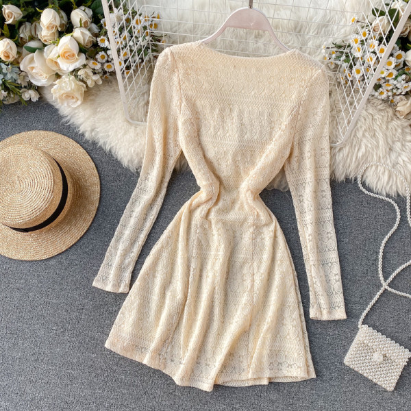 Női csipkeruha fekete, rózsaszín és bézs színben, V-nyakkal