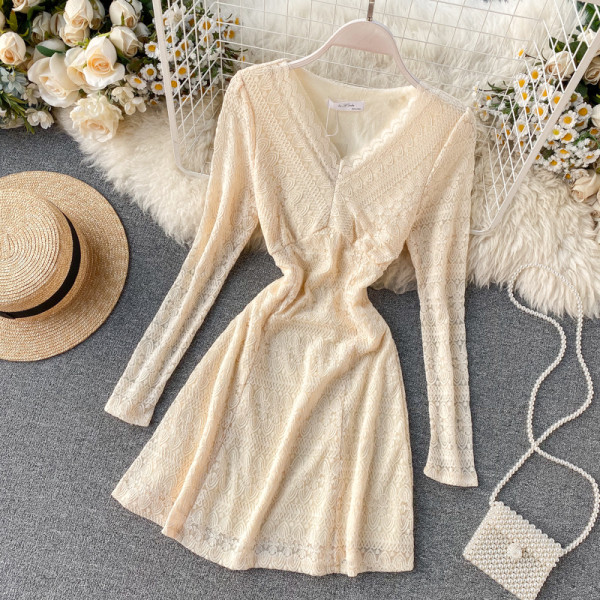 Női csipkeruha fekete, rózsaszín és bézs színben, V-nyakkal