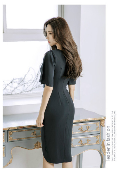 Új modell női ruha spitz nyakkivágással és övvel fekete színben