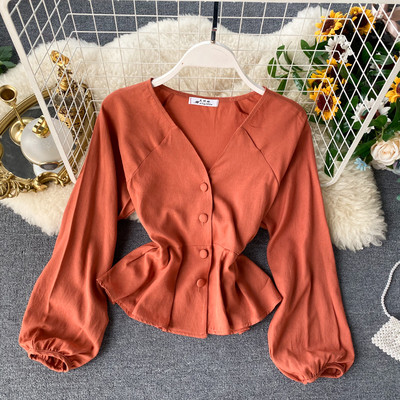 Κομψό γυναικείο πουκάμισο σε πέντε χρώματα με V-λαιμόκοψη και κουμπιά