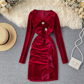 Női retro stílusú bársonyruha fekete és piros színben, V-nyakkal