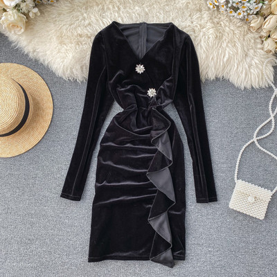 Női retro stílusú bársonyruha fekete és piros színben, V-nyakkal