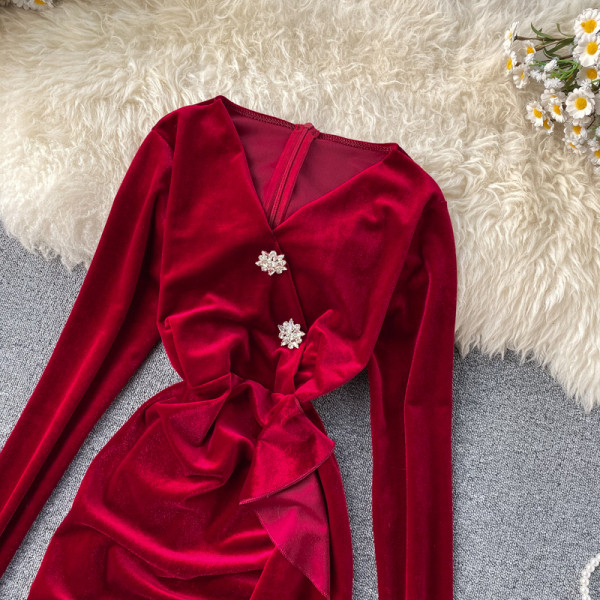 Női retro stílusú bársonyruha fekete és piros színben, V-nyakkal