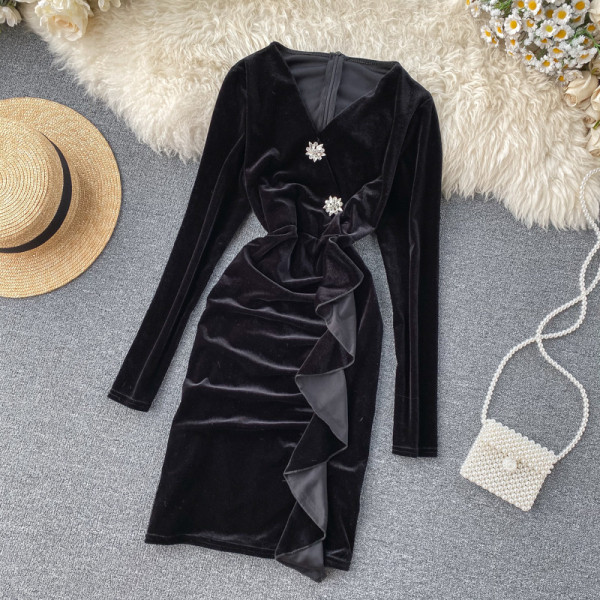 Női retro stílusú bársonyruha fekete és piros színben, V-nyakkal