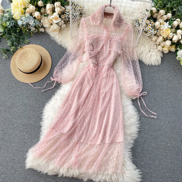 Μακρύ γυναικείο φόρεμα σε μπεζ και ροζ χρώμα με γούνα και κορδόνια