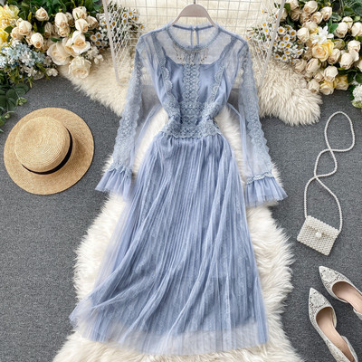 Rózsaszín, fekete, bézs és kék színű női ruha csipkével és hosszú ujjal