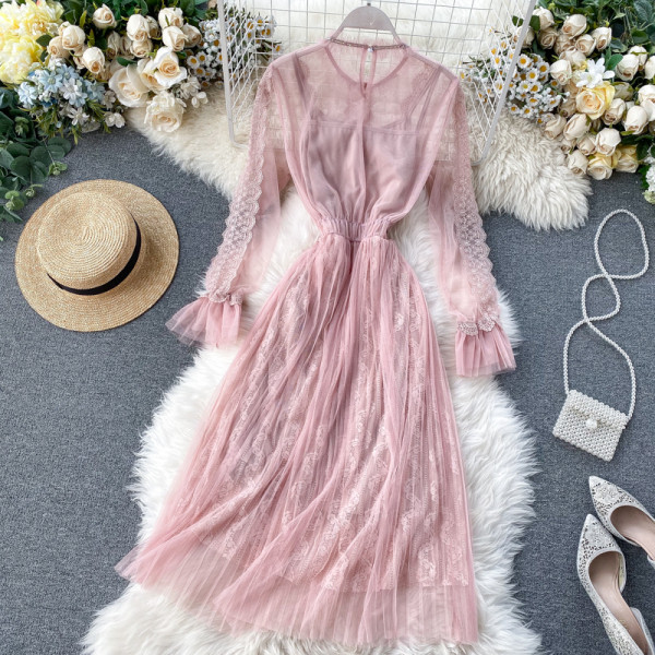 Rózsaszín, fekete, bézs és kék színű női ruha csipkével és hosszú ujjal