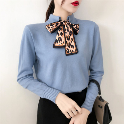 Pulover de damă tricot subțire în alb, albastru, negru și roz cu o panglică pe decolteu cu imprimeu animal