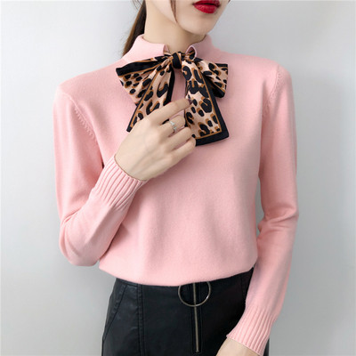 Pulover de damă tricot subțire în alb, albastru, negru și roz cu o panglică pe decolteu cu imprimeu animal