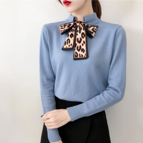 Pulover de damă tricot subțire în alb, albastru, negru și roz cu o panglică pe decolteu cu imprimeu animal