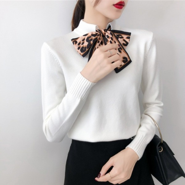 Pulover de damă tricot subțire în alb, albastru, negru și roz cu o panglică pe decolteu cu imprimeu animal