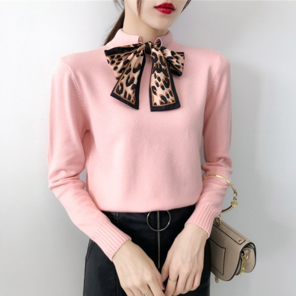 Pulover de damă tricot subțire în alb, albastru, negru și roz cu o panglică pe decolteu cu imprimeu animal