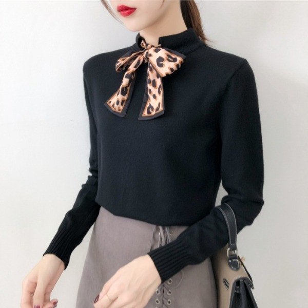 Pulover de damă tricot subțire în alb, albastru, negru și roz cu o panglică pe decolteu cu imprimeu animal