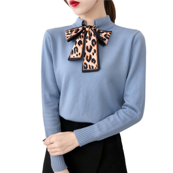 Pulover de damă tricot subțire în alb, albastru, negru și roz cu o panglică pe decolteu cu imprimeu animal