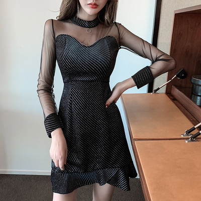 Elegáns női ruha modell tüll ujjú fekete színben