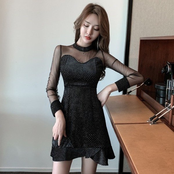 Κομψό γυναικείο φόρεμα με μανίκια τούλι σε μαύρο χρώμα