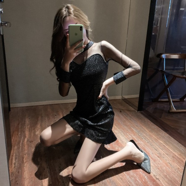 Κομψό γυναικείο φόρεμα με μανίκια τούλι σε μαύρο χρώμα