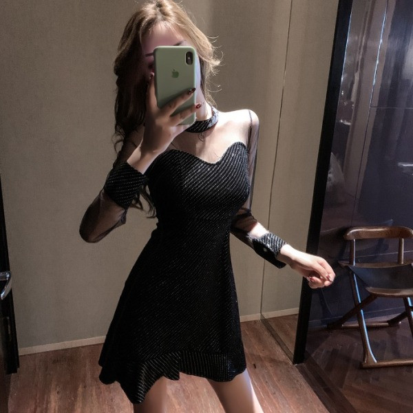 Κομψό γυναικείο φόρεμα με μανίκια τούλι σε μαύρο χρώμα