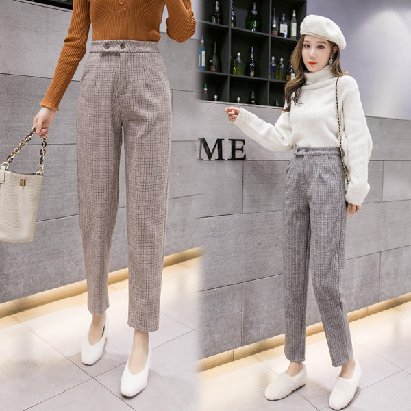 Kockás női nadrág bézs és szürke színben, magas derékkal és gombokkal