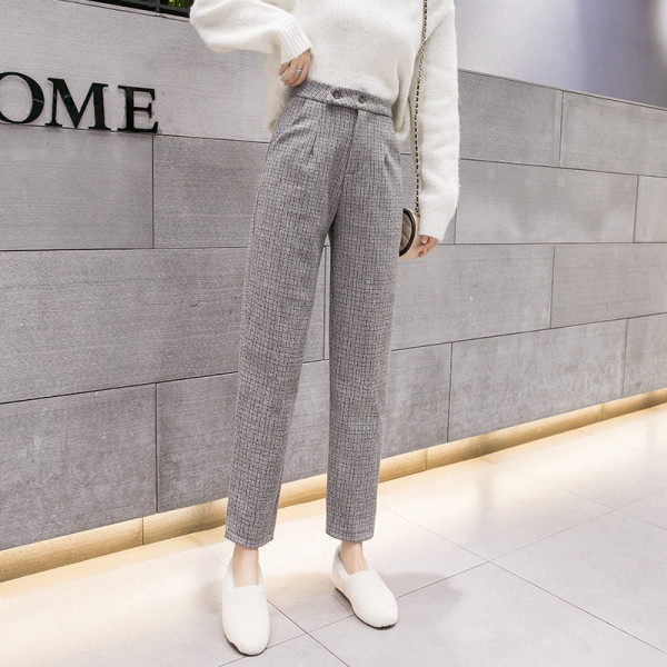 Kockás női nadrág bézs és szürke színben, magas derékkal és gombokkal