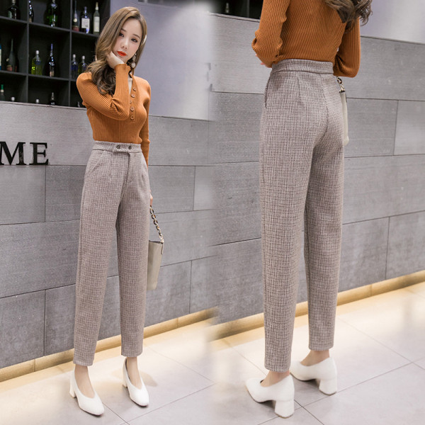 Kockás női nadrág bézs és szürke színben, magas derékkal és gombokkal