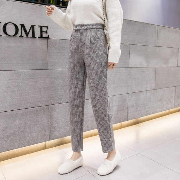 Kockás női nadrág bézs és szürke színben, magas derékkal és gombokkal