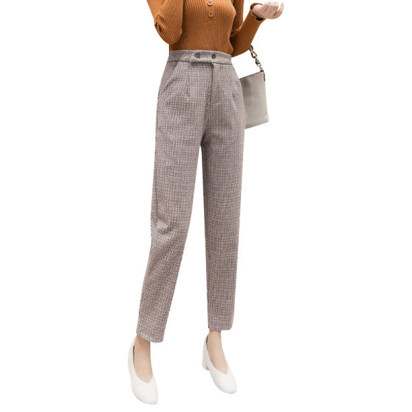 Kockás női nadrág bézs és szürke színben, magas derékkal és gombokkal