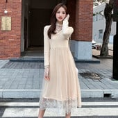 Hosszú női ruha bézs és fekete színben, csipkével és hosszú ujjal