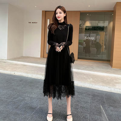 Hosszú női ruha bézs és fekete színben, csipkével és hosszú ujjal