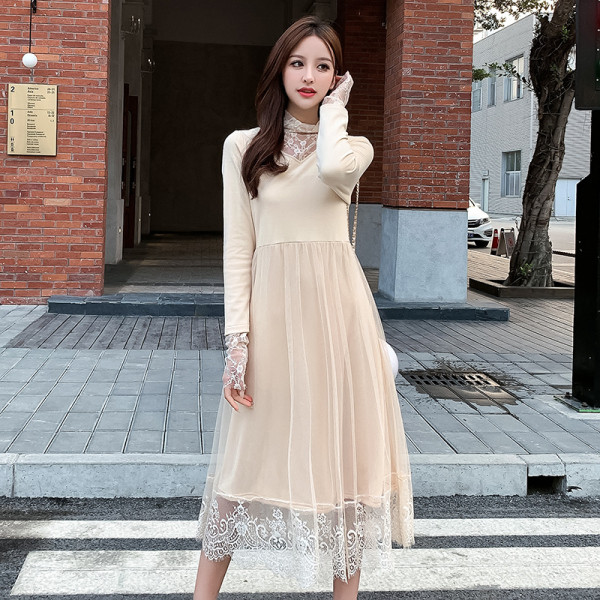 Hosszú női ruha bézs és fekete színben, csipkével és hosszú ujjal