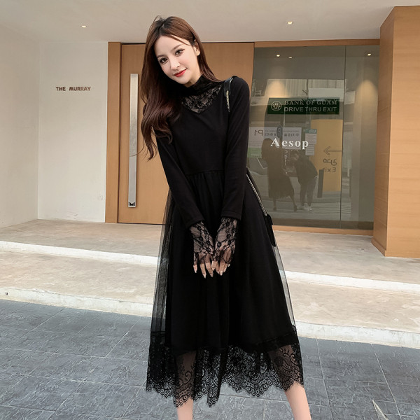 Hosszú női ruha bézs és fekete színben, csipkével és hosszú ujjal