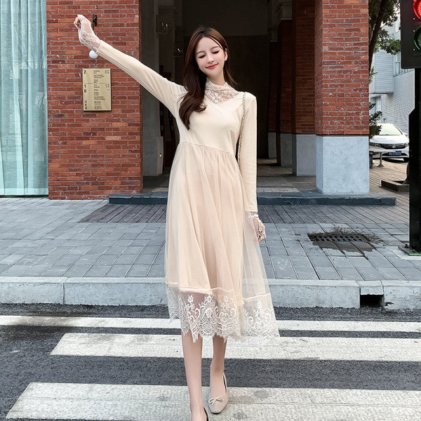 Hosszú női ruha bézs és fekete színben, csipkével és hosszú ujjal