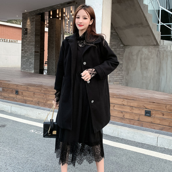 Hosszú női ruha bézs és fekete színben, csipkével és hosszú ujjal