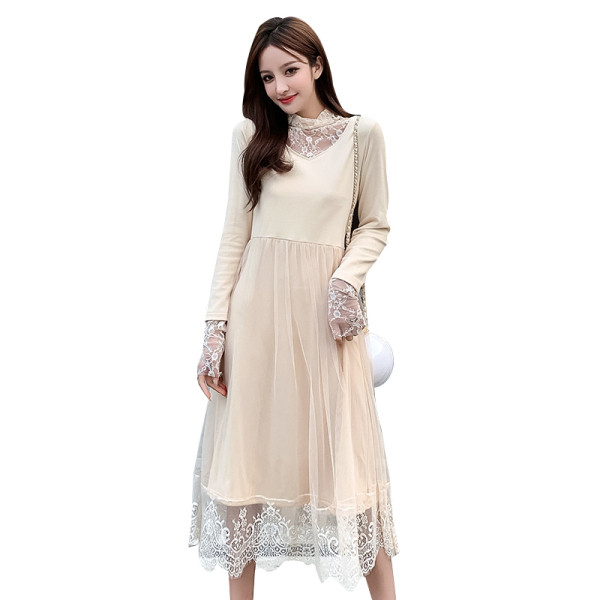 Hosszú női ruha bézs és fekete színben, csipkével és hosszú ujjal