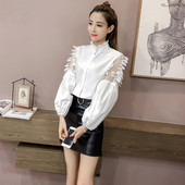 Cămașă modernă de damă cu element 3D și tul pe mâneci în alb și albastru