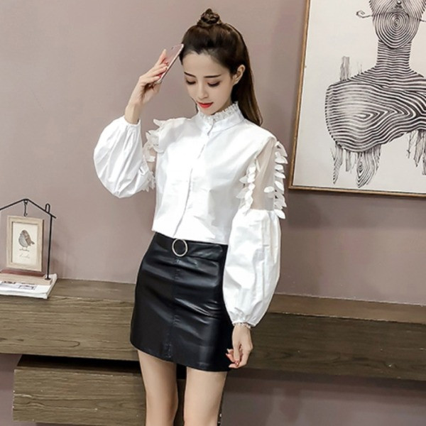 Cămașă modernă de damă cu element 3D și tul pe mâneci în alb și albastru