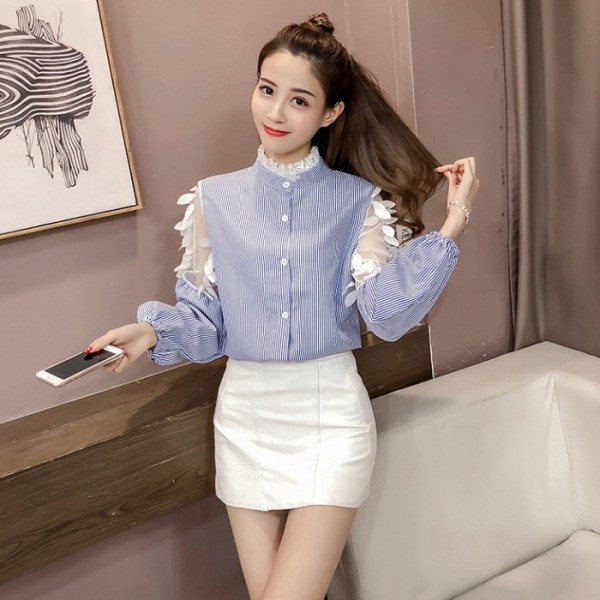 Cămașă modernă de damă cu element 3D și tul pe mâneci în alb și albastru