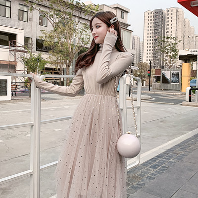 Modern női ruha bézs és fekete színben, hosszú ujjal és tüllből