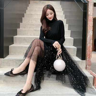 Modern női ruha bézs és fekete színben, hosszú ujjal és tüllből