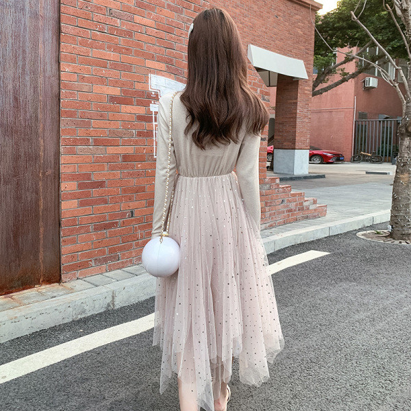 Modern női ruha bézs és fekete színben, hosszú ujjal és tüllből