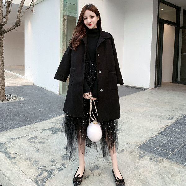 Modern női ruha bézs és fekete színben, hosszú ujjal és tüllből